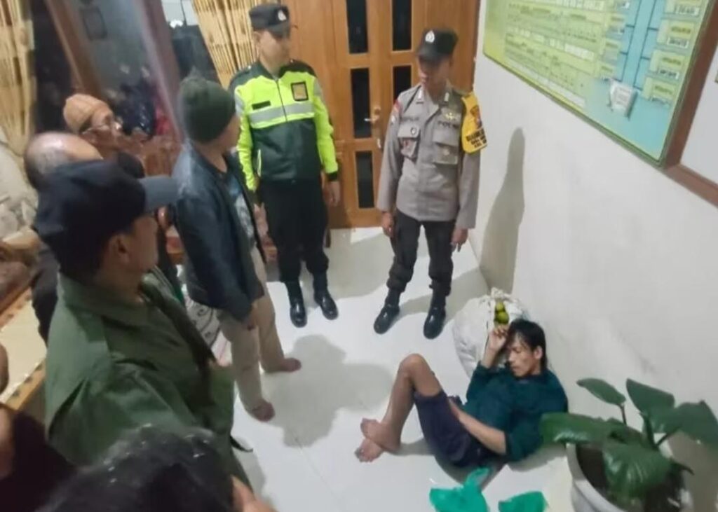 Residivis Curanmor Curi Jeruk di Kawasan Bumiaji Digebuki Warga