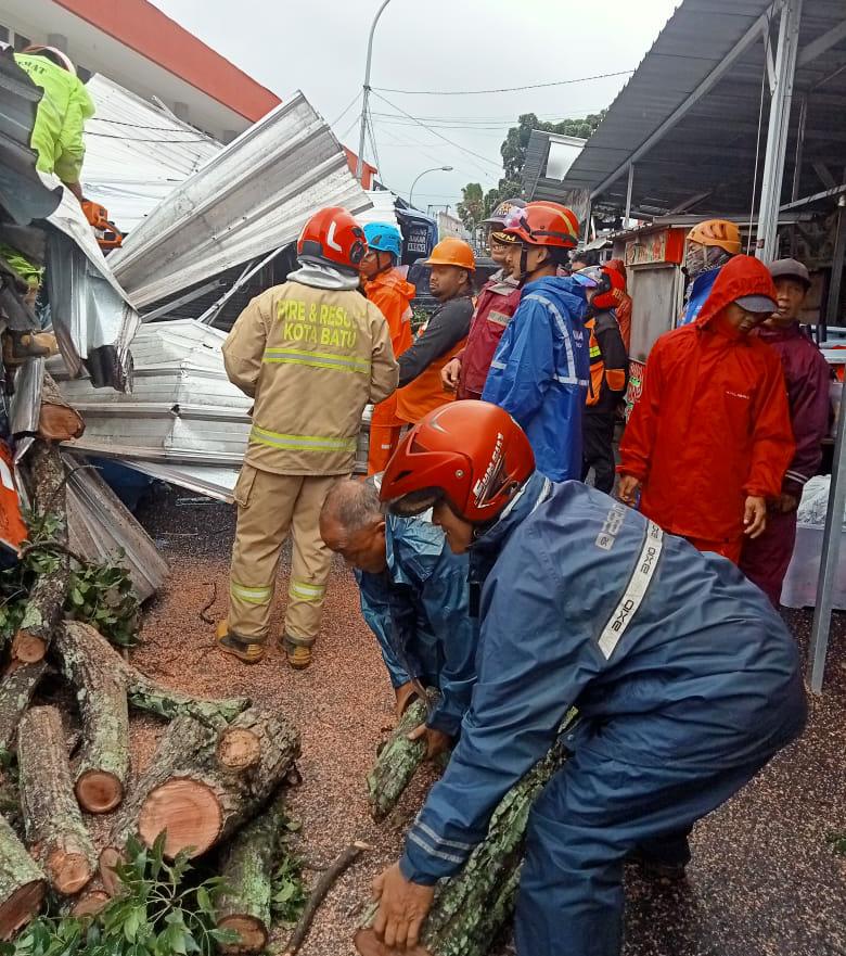 Hujan Disertai Angin Kencang Akibatkan Pohon Tumbang dan Longsor di Kawasan Kota Batu