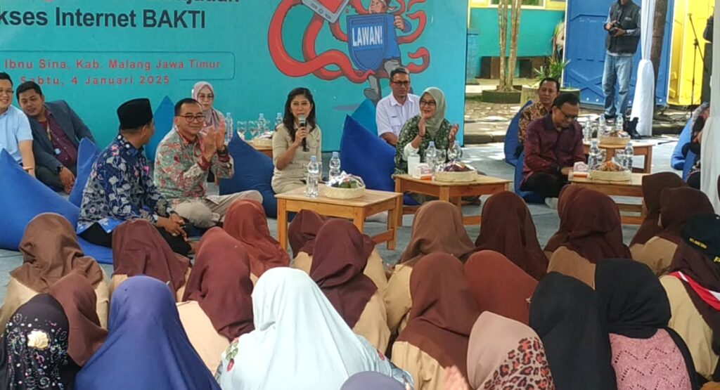 Menteri Komunikasi dan Digital Tinjau Program Bantuan Internet di MTs Ibnu Sina Malang