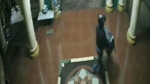 Terekam CCTV, Maling Curi Kotak Amal Dibungkus Jas Hujan di Masjid Roisiyah Kota Malang
