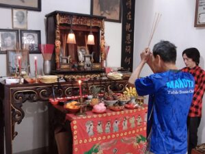 Leluhur Dengan Sajian Buah-Buahan Dalam Perayaan Imlek 2025