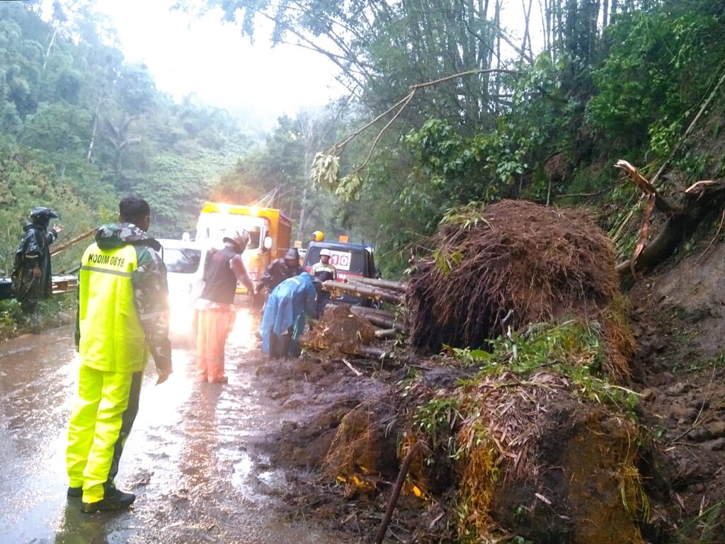 Tebing Setinggi 10 Meter di Pujon Longsor, Arus Lalin Malang Kediri Lumpuh Sementara