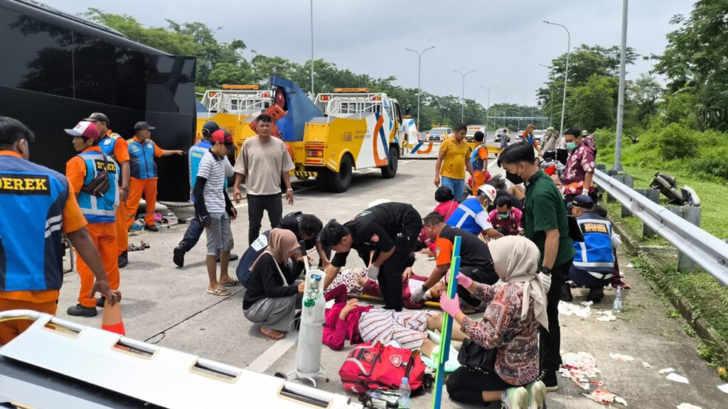 Bus Pusdik Brimob Yang Alami Kecelakaan Bawa Siswa SMA 1 Porong Untuk Foto Perpisahan di Lembah Tumpang