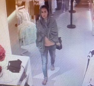 Aksi Emak-Emak Berkerudung Curi HP di Lippo Mall Batu Terekam CCTV
