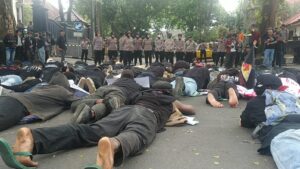 Sikapi 100 Hari Kabinet Merah Putih, Puluhan Mahasiswa Gelar Aksi di Depan Gedung DPRD Kota Malang