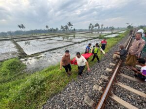 Jalan di Tepi Rel, Seorang Kakek Tewas Terserempet KA Malabar di Kepanjen Malang