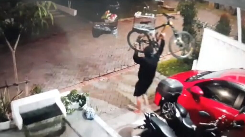 Maling Sepeda MTB Rp 7,5 Juta di Perum Citra Garden Terekam CCTV