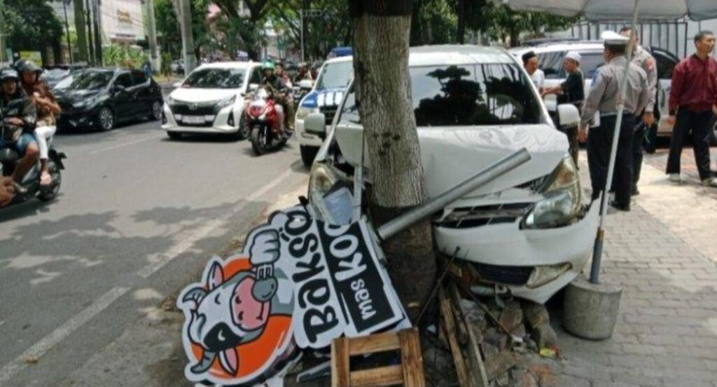 Alami Pecah Ban, Xenia Tabrak Motor, Gerobak Nasi Uduk dan Tiang Reklame di Suhat Kota Malang