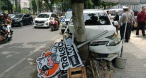 Alami Pecah Ban, Xenia Tabrak Motor, Gerobak Nasi Uduk dan Tiang Reklame di Suhat Kota Malang