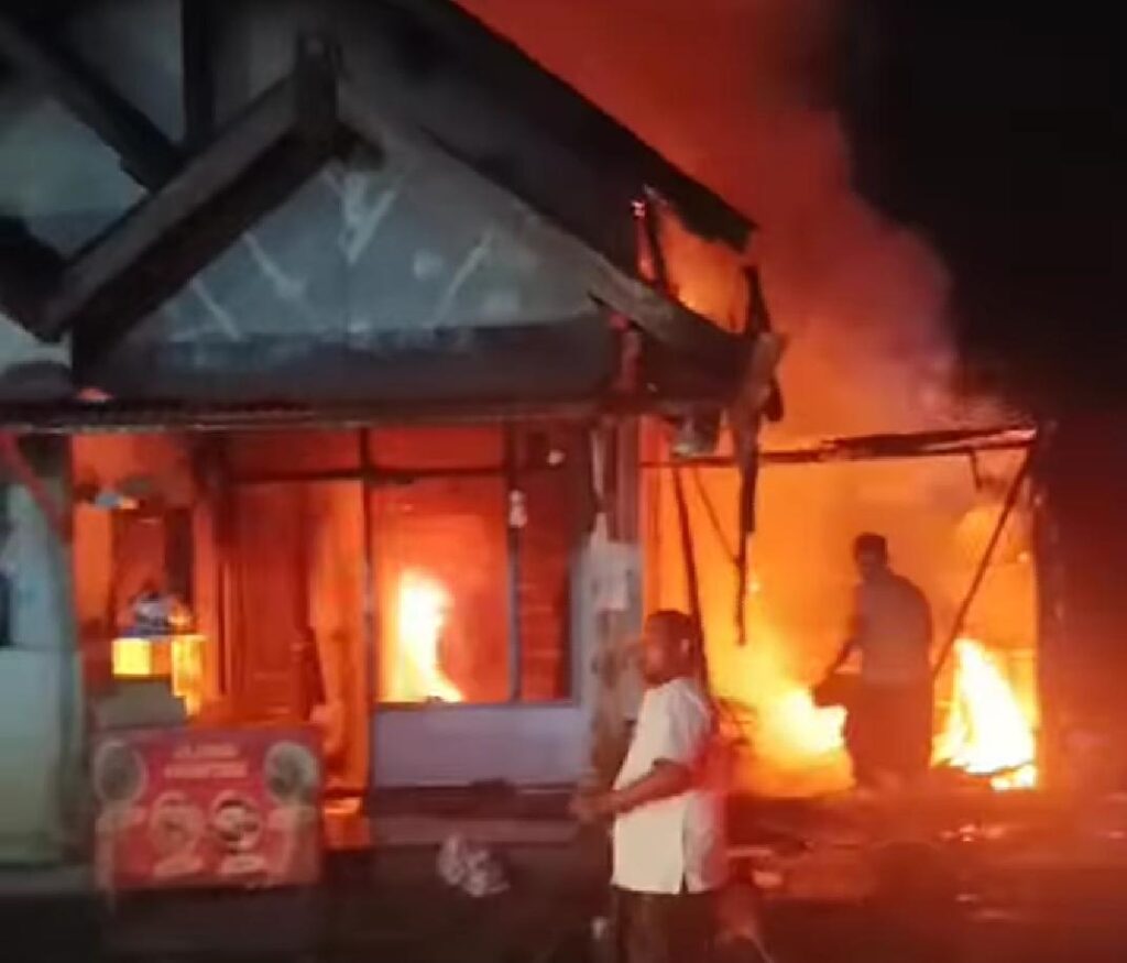 Konsleting Listrik Saat Nyalakan Kompresor Tambal Ban, Rumah dan Motor Ludes Terbakar