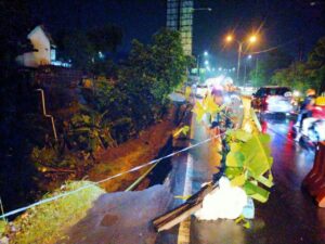 Tanah Longsor Sisi Jalan Provinsi Malang-Surabaya Ditutup Sepanjang 30 Meter