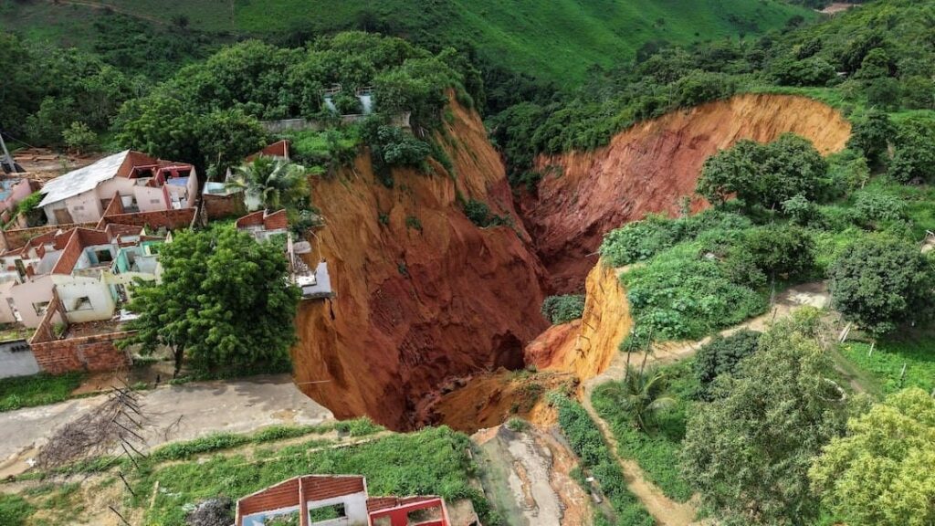 Ancaman Sinkhole Terbesar di Amazon Brasil Bahayakan Ribuan Penduduk