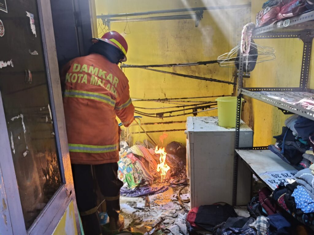 Diduga Setrika Uap Alami Kebocoran, Rumah Warga di Sawojajar Terbakar