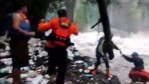 Tabrak Pembatas Jembatan, Seorang Pemotor Terjebur ke Sungai Brantas di Kecamatan Kepanjen Malang