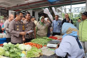 Polisi dan Diskoperindag Kota Batu Sidak Pasar Induk Among Tani