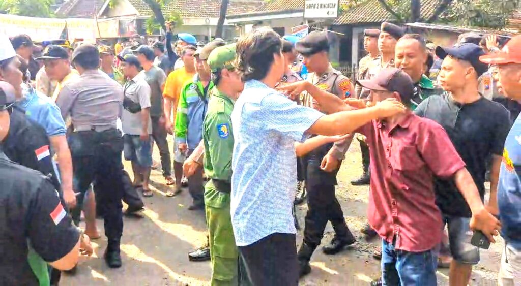 Dump Truck Tambang Sirtu Bikin Rusak Jalan, Warga Pasuruan dan LSM Demo