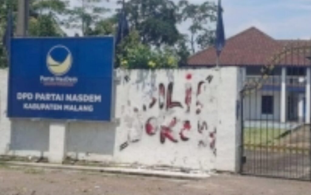 Aksi Vandalisme Bertuliskan ‘Adili Jokowi’ Betebaran di Malang, Polisi Lakukan Penyelidikan