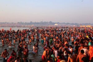 Festival Kumbh Mela, Lebih dari 10 Juta Umat Hindu Mencari Pengampunan dengan Ritual Mandi Suci