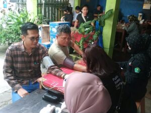 PSC 119-Dinkes Kota Malang, Gelar Pemeriksaan dan Konsultasi Kesehatan Gratis di Warung Isor Nongko