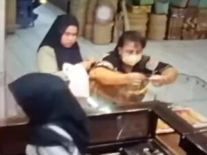 Modus Pura-Pura Beli Perhiasan, Dua Wanita Gondol Kalung Emas di Toko Emas Barokah Dinoyo Malang