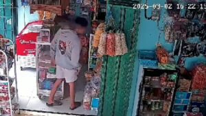 Maling Terekam CCTV Saat Mencuri Dompet Berisikan Uang Rp 7,7 Juta di Toko Kawasan Dau Kabupaten Malang