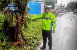 Pelajar SMP Tewas Usai Tabrak Pohon di Jalan Raya Karangduren Pakisaji Kabupaten Malang