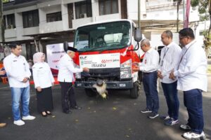 Bupati Malang Terima 1 Unit Arm Roll Truck Dari Bank Jatim Untuk Tingkatkan Efisiensi Penanganan Sampah