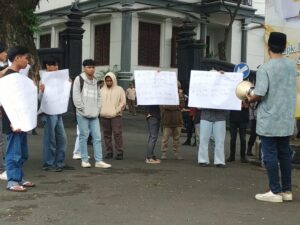 GKM Demo Desak Pemkot Malang Evaluasi dan Tindak Tegas Tempat Hiburan Menjual Minol yang Melanggar Aturan