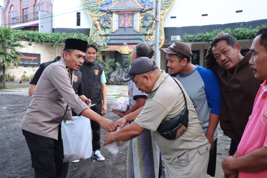 Satreskrim Polres Batu Turun Jalan Berbagi Takjil Sebagai Bentuk Kebersamaan dengan Masyarakat