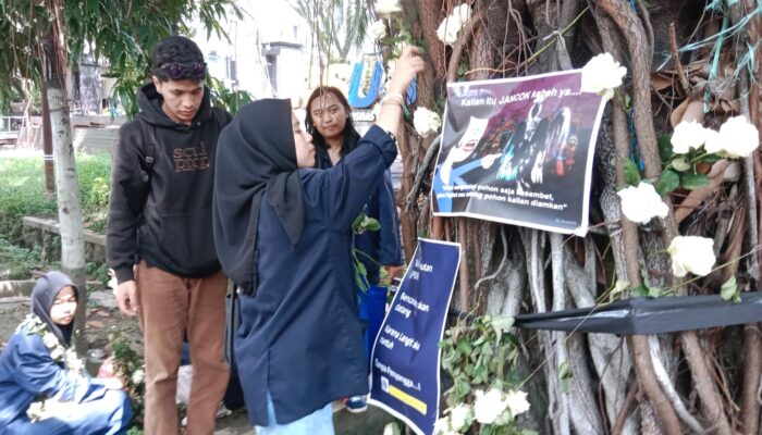 Tolak Penebangan Pohon di Kawasan Suhat Kota Malang, Puluhan Mahasiswa Gelar Aksi Simpatik