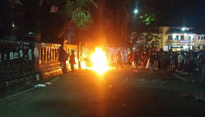 Tolak Pengesahan UU TNI, Demonstran Bakar Gedung Dewan