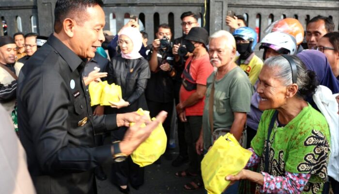 Forkopimda bersama GMNI Bagikan 2.000 Sembako pada Masyarakat