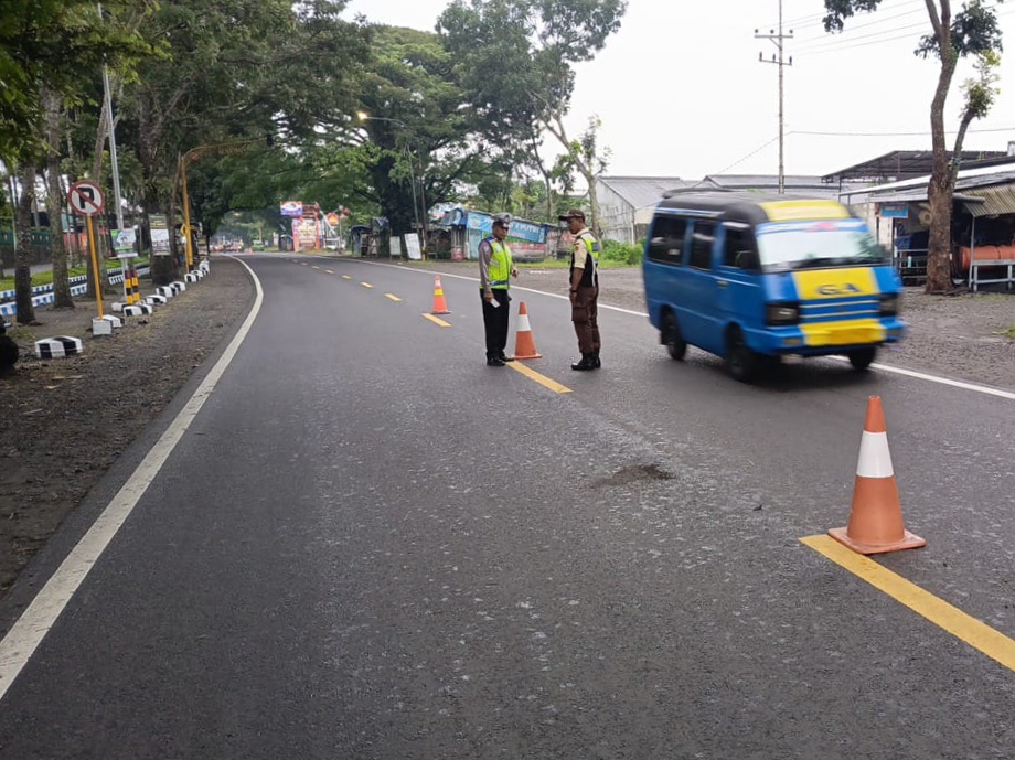 Sudutkota.id - Dua orang karyawan pabrik rokok Penanas mengalami kecelakaan tertabrak truk di depan tempat kerjanya, Kamis (27/3/2025) pagi tadi. Beruntung tidak ada korban jiwa dalam kejadian itu.