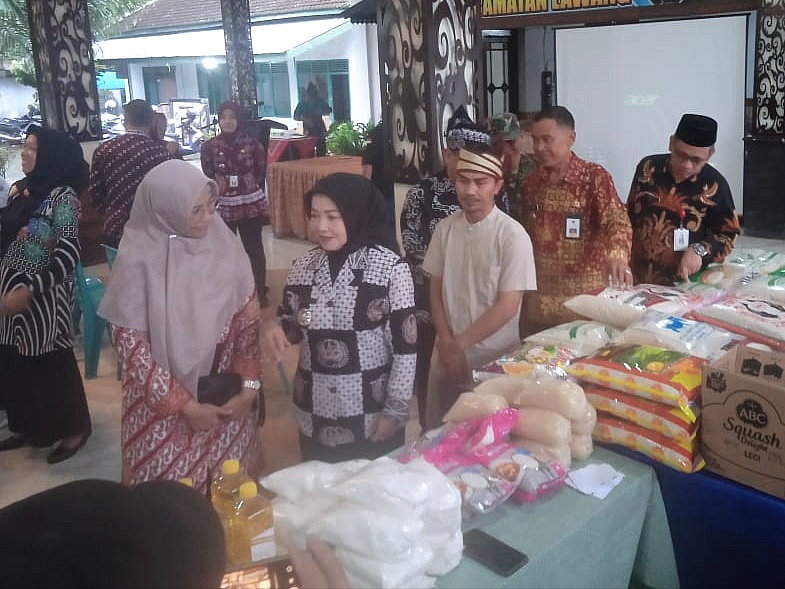 Persediaan Logistik di Kabupaten Malang masih tercukupi hingga H+2 minggu lebaran nanti. Hal ini disampaikan Wakil Bupati Malang Dra Hj Lathifah Shohib saat menghadiri kegiatan Pasar Rakyat Ramadhan di Pendopo Kecamatan Lawang, Kamis (27/3/ 2025).