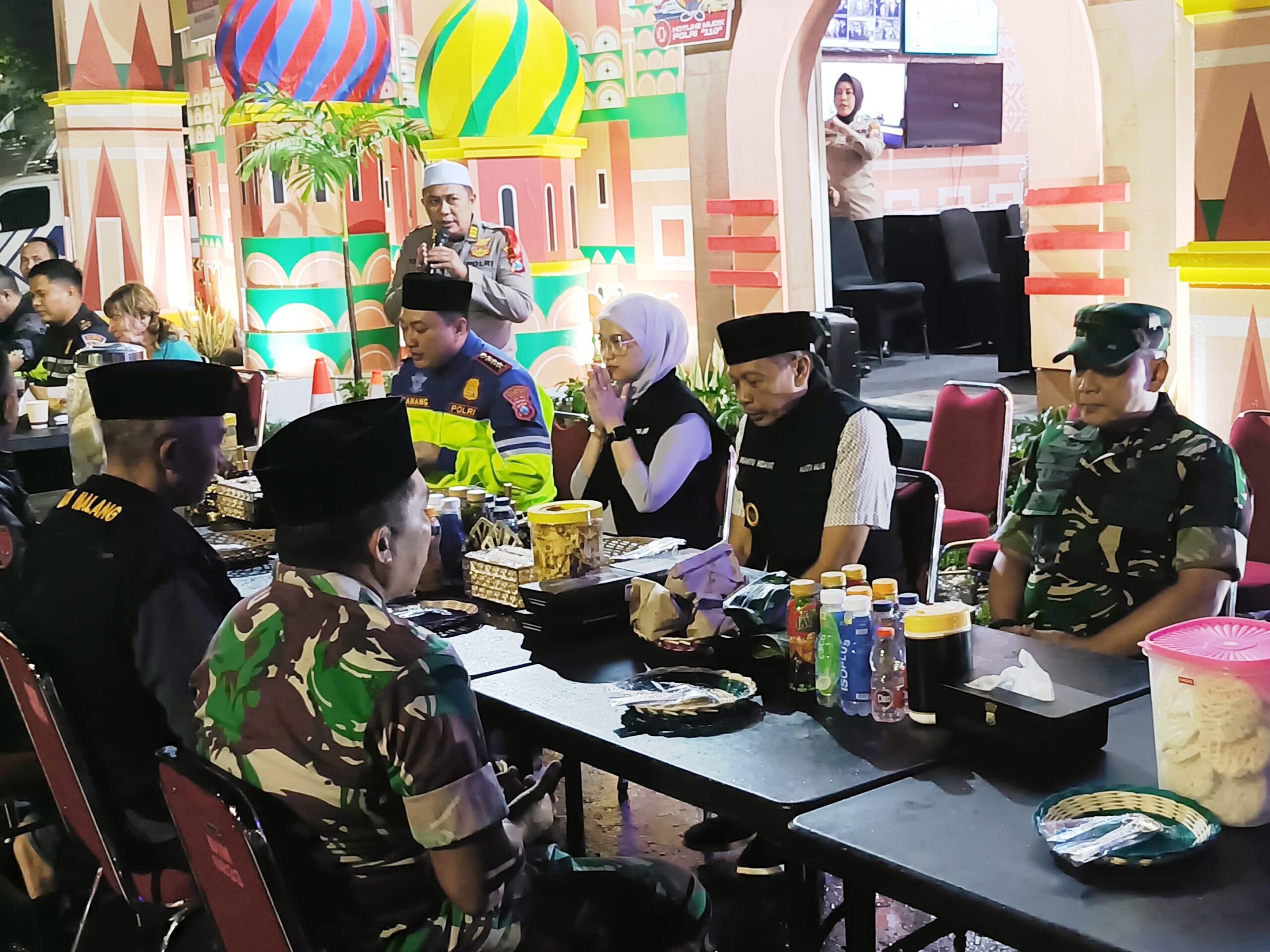 Wali Kota Malang Wahyu Hidayat bersama Forum Koordinasi Pimpinan Daerah (Forkopimda) Kota Malang mengadakan sahur bersama di Pos Pengamanan Lebaran Stasiun Kota Baru Malang, Sabtu (29/3/2025). Kegiatan ini dilakukan sekaligus untuk memantau kondisi arus mudik.
