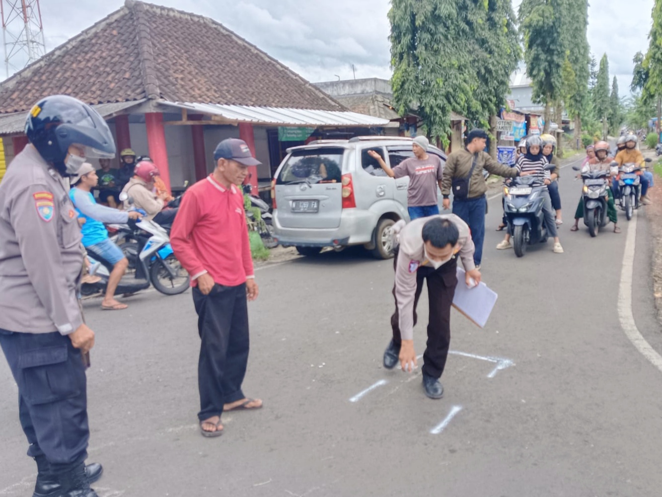 Kecelakaan beruntun melibatkan Mobil Kijang Inova N 1872 ES dengan Honda Beat N 2931 ECB berboncengan dan Yamaha Mio N 6819 BN, berakibat tiga orang terluka, Sabtu (29/3/2025).