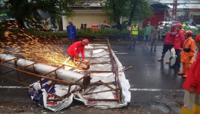 Papan Reklame Milik Jade Roboh di Singosari Roboh Diterpa Angin