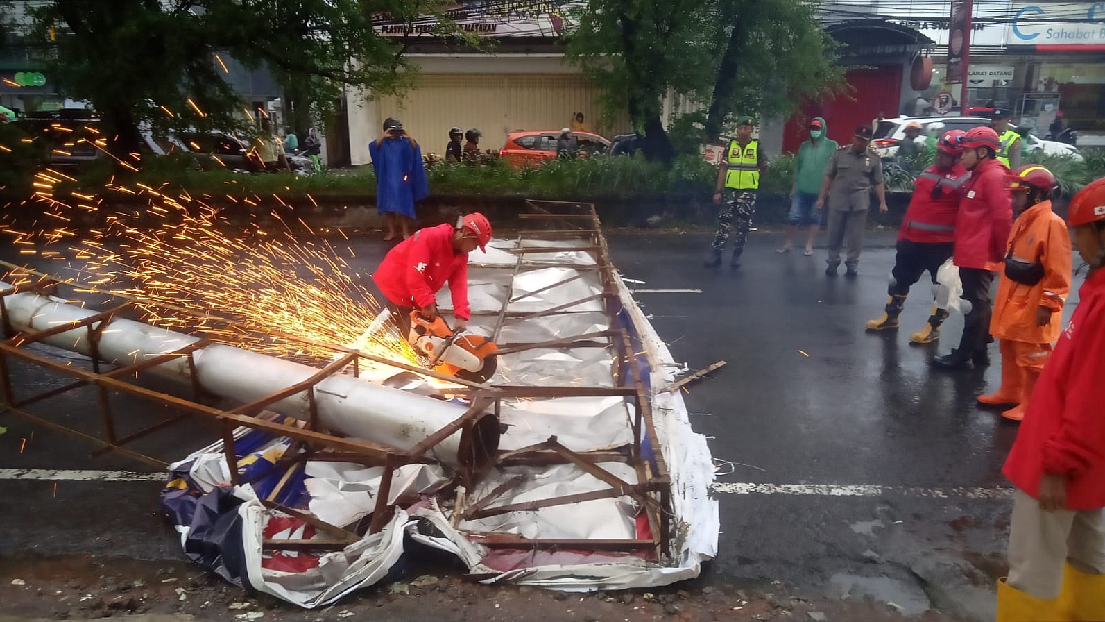 Sebuah papan reklame seberat sekitar 3 ton di Jalan Raya Garuda, Kecamatan Singosari, Kabupaten Malang, roboh tertiup angin, Minggu (30/3/2025). Akibat kejadian itu, lalu lintas di lokasi kejadian sempat memacetkan arus lalu lintas.