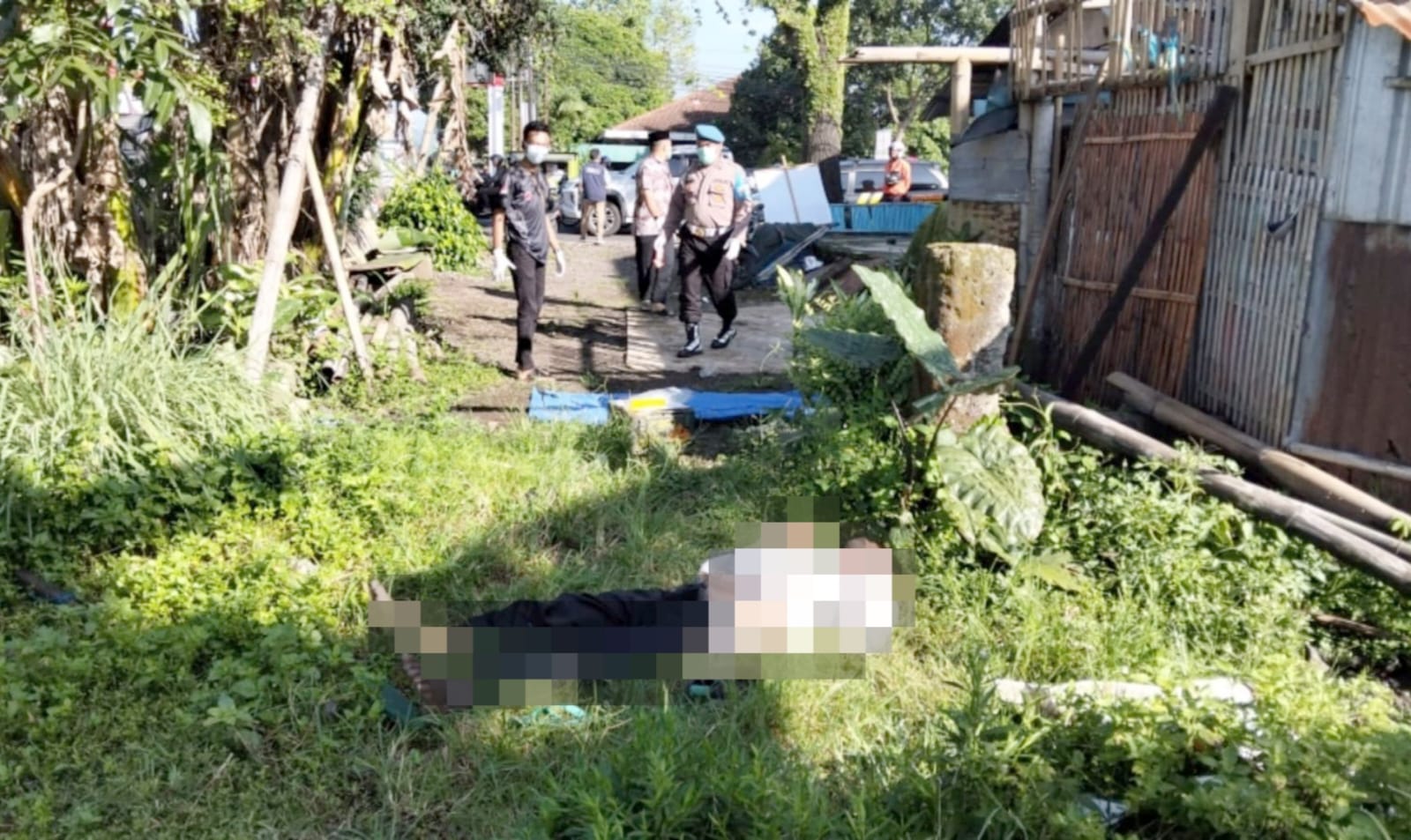 Seorang kakek tanpa identitas ditemukan meninggal di lahan kosong belakang warung kopi milik Mistianik (49), warga Jalan Siwalan Atas, Desa Klampok, Kecamatan Singosari, Kabupaten Malang, Sabtu (12/4/2025) pagi.