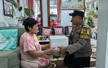 Dalam rangka memperingati Hari Kartini yang jatuh pada tanggal 21 April hari ini, Polres Batu melalui Polsek Pujon membagikan bantuan sosial (bansos) berupa sembako untuk masyarakat disabilitas.