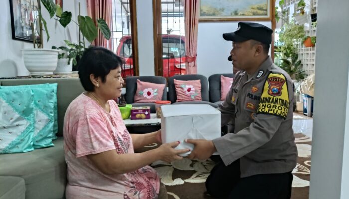 Polsek Pujon Bagi Bansos untuk Penyandang Disabilitas