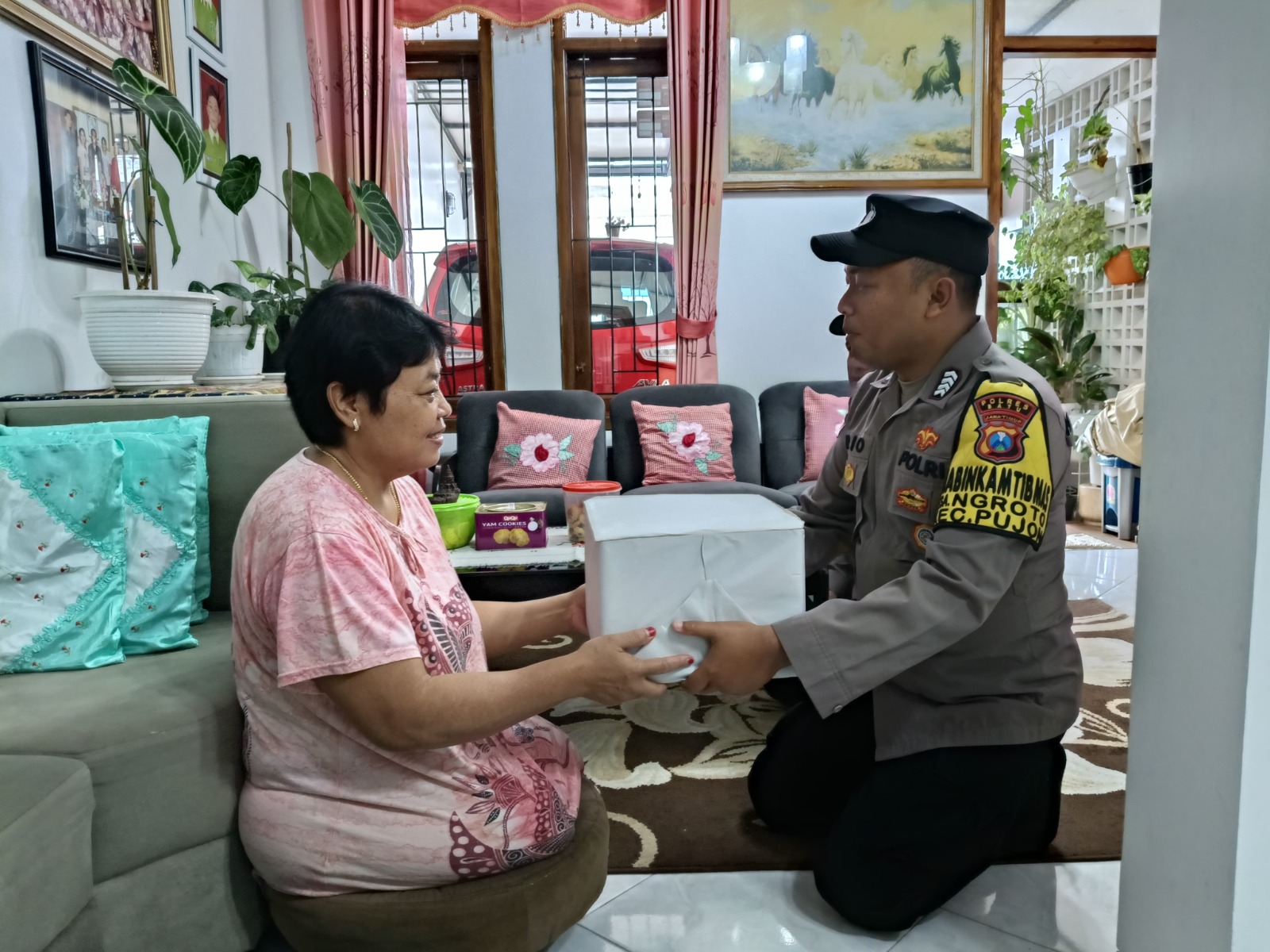 Dalam rangka memperingati Hari Kartini yang jatuh pada tanggal 21 April hari ini, Polres Batu melalui Polsek Pujon membagikan bantuan sosial (bansos) berupa sembako untuk masyarakat disabilitas.