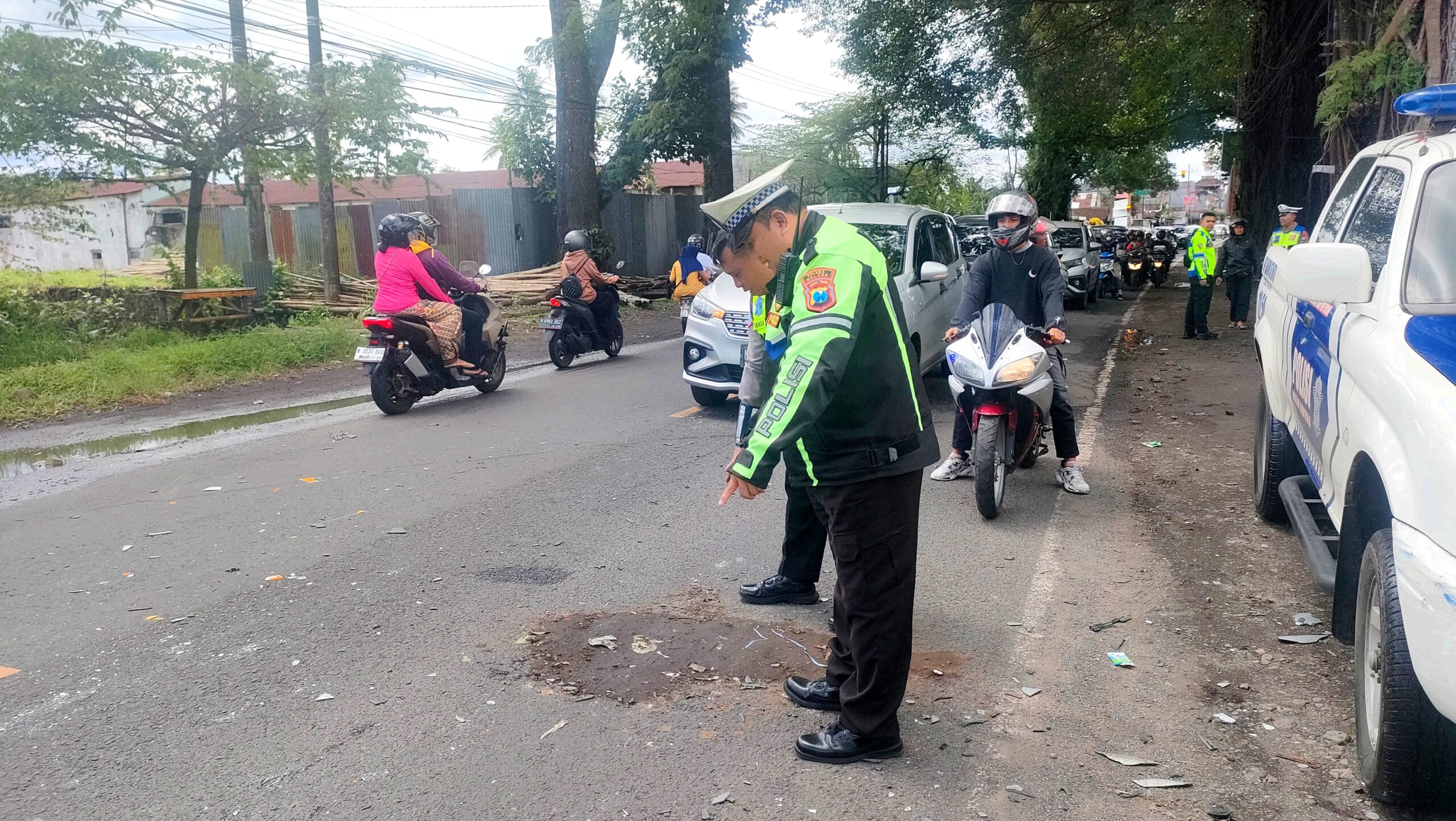 Kecelakaan tragis terjadi di hari raya Idul Fitri 1446 H, di mana seorang pemotor Yamaha NMax N-2001-EES terlibat adu banteng dengan mobil sedan Mercedes Benz L-1439-FK. Akibatnya pengendara motor tewas di tempat, pada hari Senin (31/3/2025) siang.