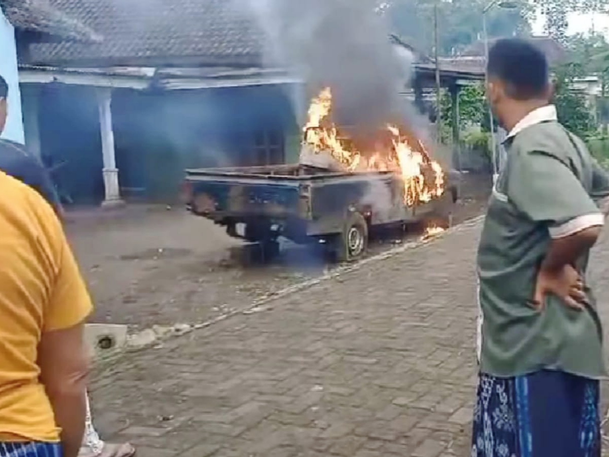Beredar postingan video amatir terkait warga yang membakar mobil pribadinya dan merupakan bentuk protes terkait tidak dapat pengampunan pajak, Senin (1/4/2025).