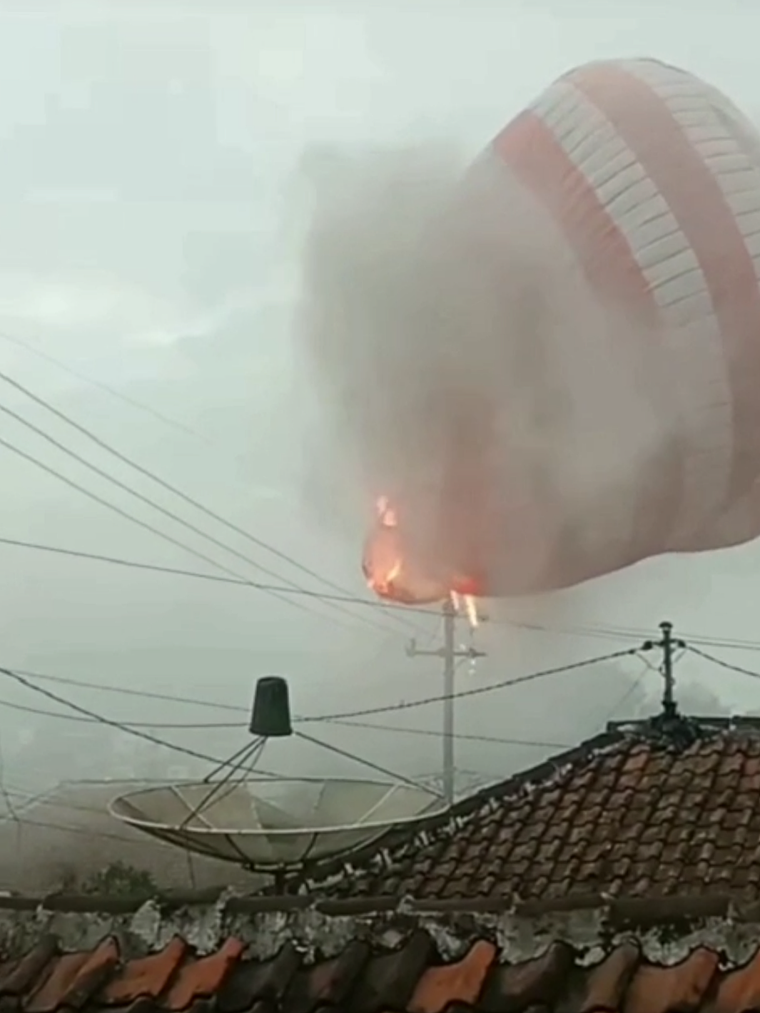 Warga di dua dusun yakni Dadapan dan Ngebrong, Desa Pandesari, Kecamatan Pujon, Kabupaten Malang, digegerkan adanya balon udara yang tersangkut dan terbakar di atas atap rumah warga, Selasa (1/4/2025), pagi tadi.