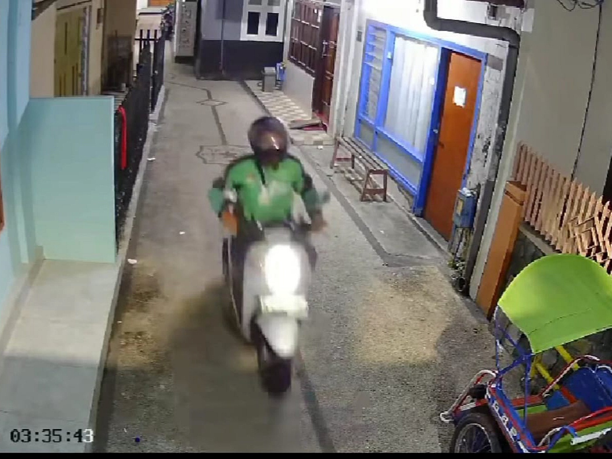 Aksi pencurian kendaraan bermotor (ranmor) kembali terjadi di wilayah Kota Malang. Kali ini pelaku nyaru sebagai driver ojek online (ojol) dan berhasil membawa kabur motor Honda Scoopy, Rabu (2/4/2025) dini hari.