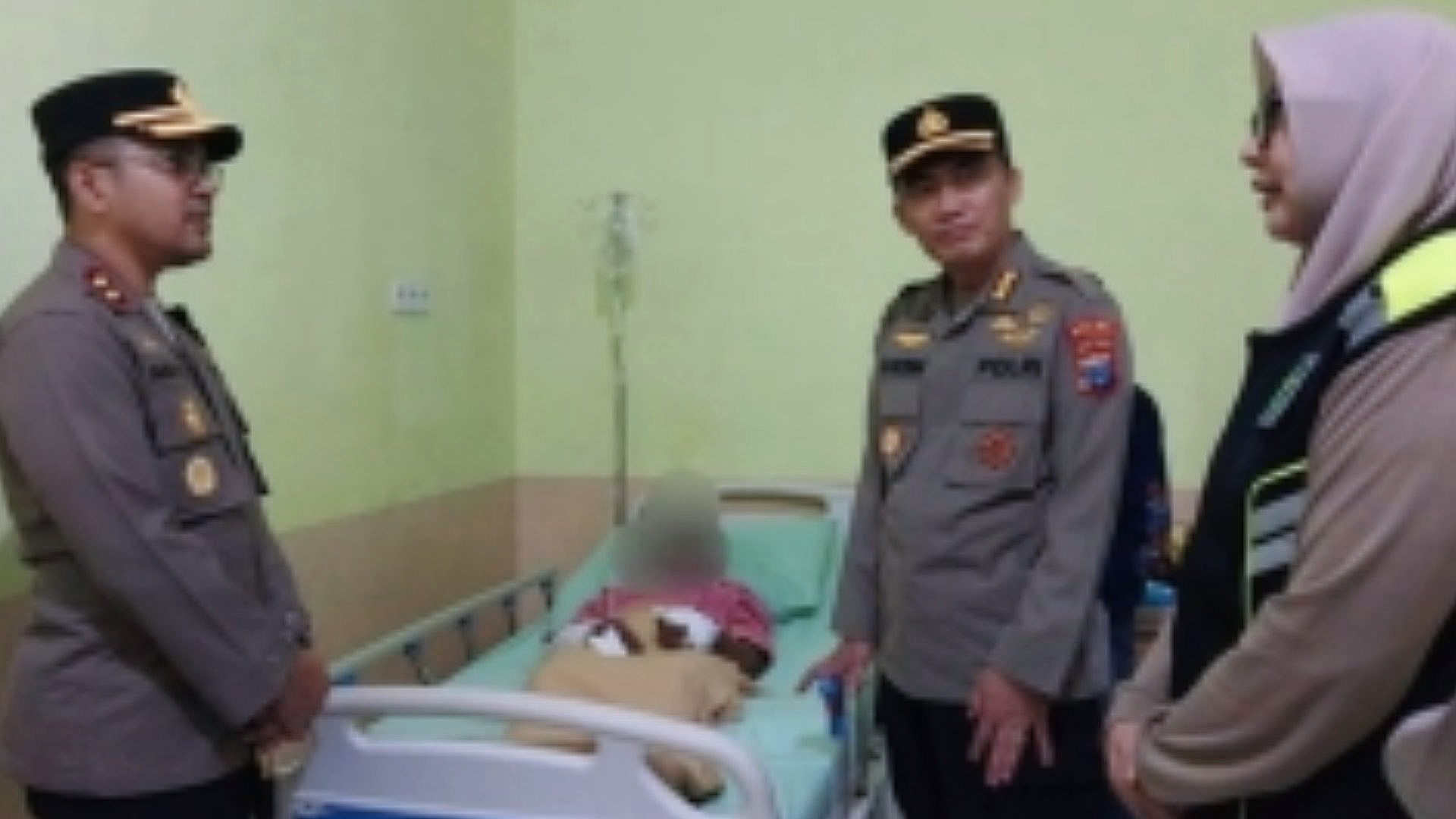 Nahas, dua warga asal Kecamatan Pujon, Kabupaten Malang, terkena ledakan saat sedang membuat petasan. Keduanya mengalami luka bakar pada bagian wajah, kaki dan tangan.