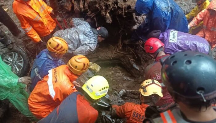 Longsor di Jalur Cangar – Pacet Timbun Dua Mobil, Satu Korban Ditemukan Tewas