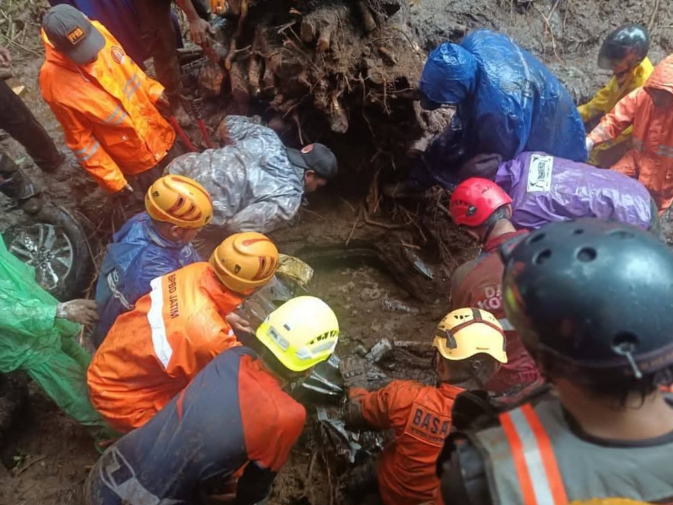 Longsor di jalur alternatif Canggar Kota Batu dengan Pacet Mojokerto tepatnya 400 meter di atas air terjun Watu Lumpang, sekitar pukul 11.30 WIB, Kamis (3/4/2025), berakibat dua mobil tertimbun material bebatuan.
