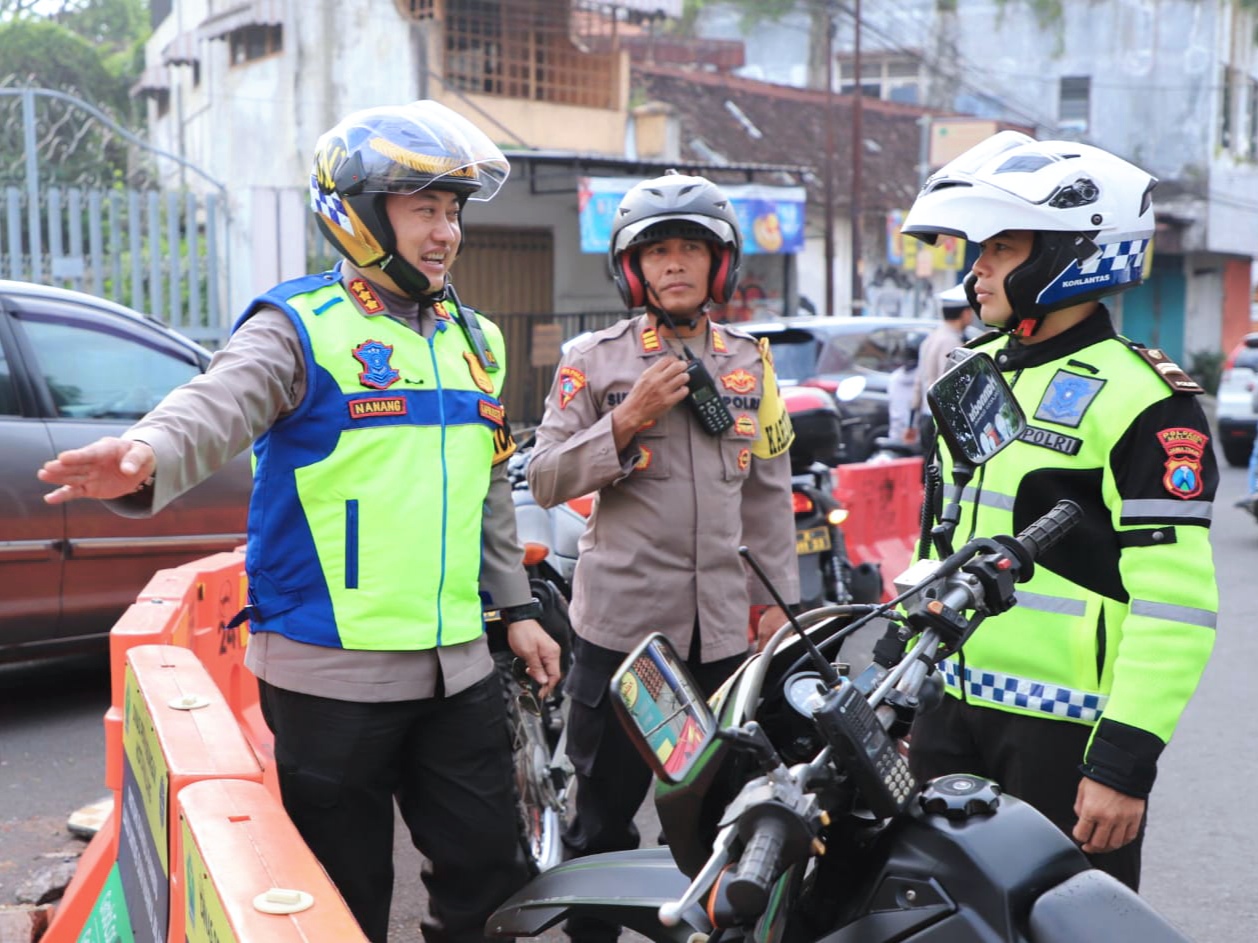 Mengantisipasi lonjakan volume kendaraan selama masa liburan dan arus balik Lebaran, Kapolresta Malang Kota, Kombes Pol Nanang Haryono turun langsung memonitor sejumlah jalur, Senin (7/4/2025).